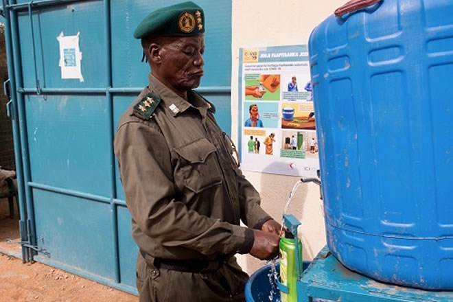 Prison personnel wash their hands at the entrance of the Baidoa Central Prison - ICRC/Feisal Mukhatar