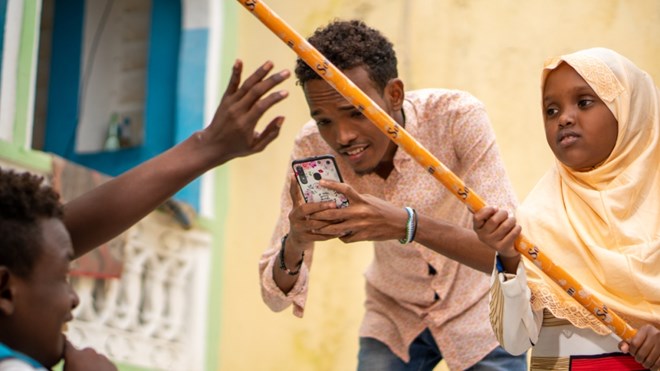 Abdikassim (centre) writes the script while Muwado delivers the punchlines [Ali Adan Abdi/Al Jazeera]