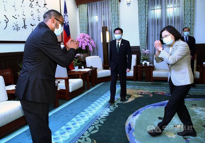 President Tsai (right) greets Mohamed Omar Hagi Mohamoud (left), Somaliland's first representative to Taiwan, with Foreign Minister Joseph Wu (center). CNA photo Oct. 12, 2020